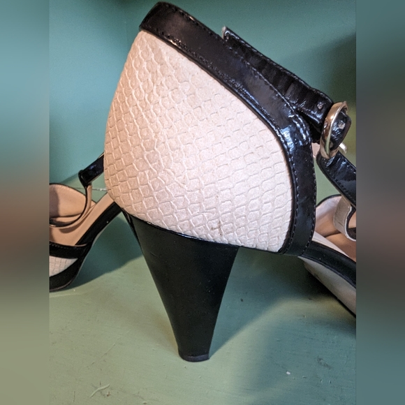 Anne Klein T-Strap Pumps, Heels, Open Toe, Size 9M - Picture 10 of 10